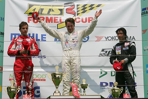 Podium race 2 met winnaar Vervisch, Vietoris en Bruins Choi